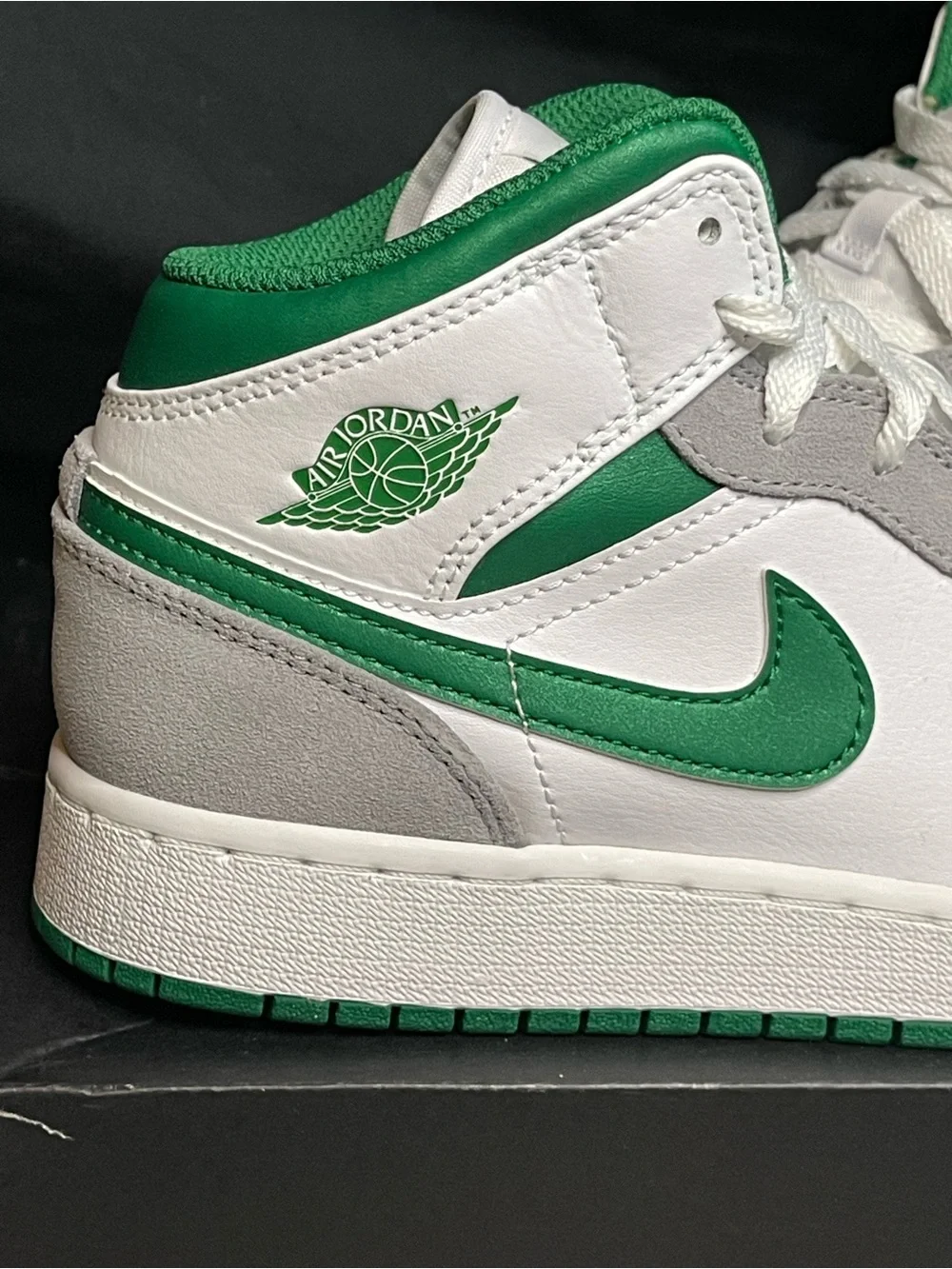 Air Jordan 1 Mid SE Pine Green Smoke Grey 5.5Y / Women’s 7 NEW